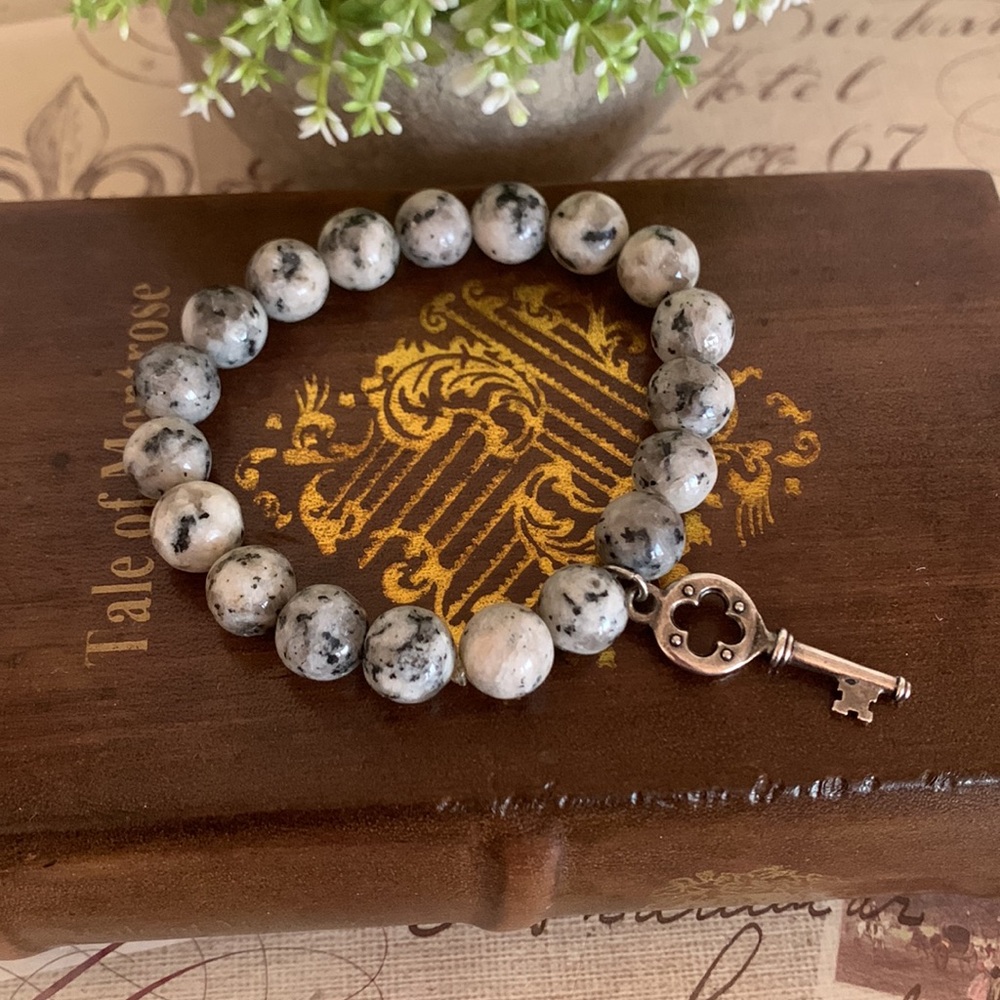 Inspire Designs Gemstone Beads w/Key Charm Bracelet (Gray & Black)